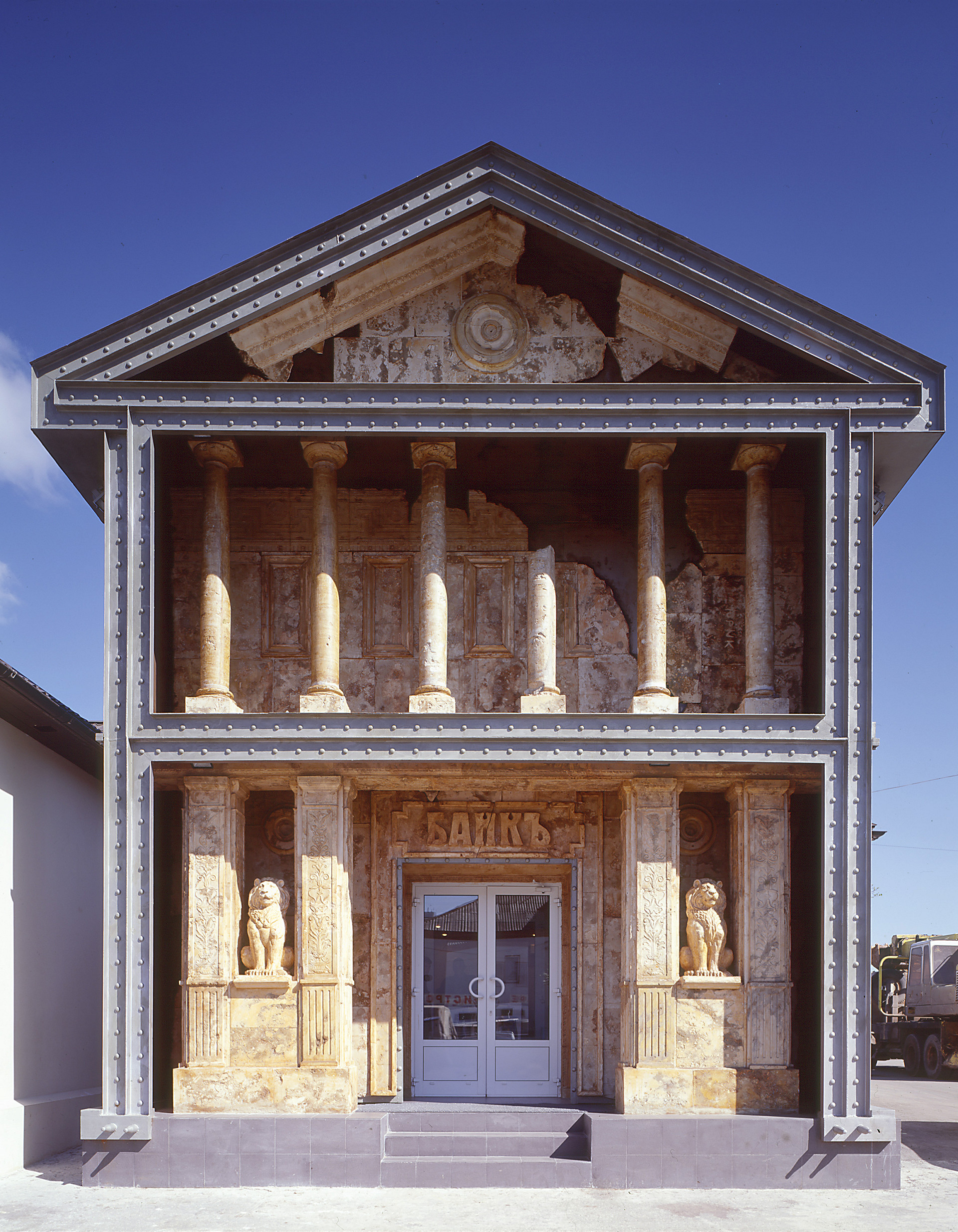 01 Банк фасад