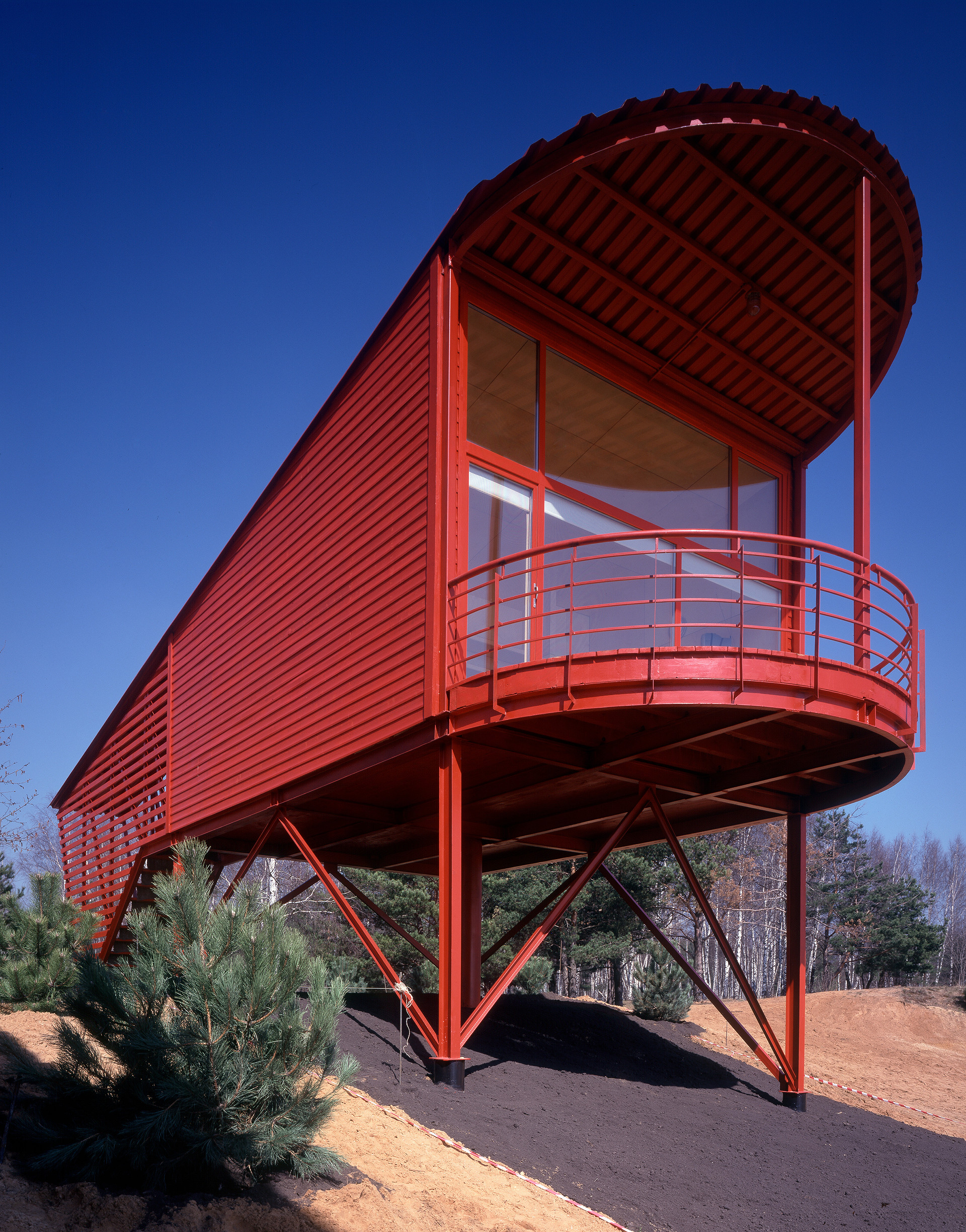 Красный гостевой домик